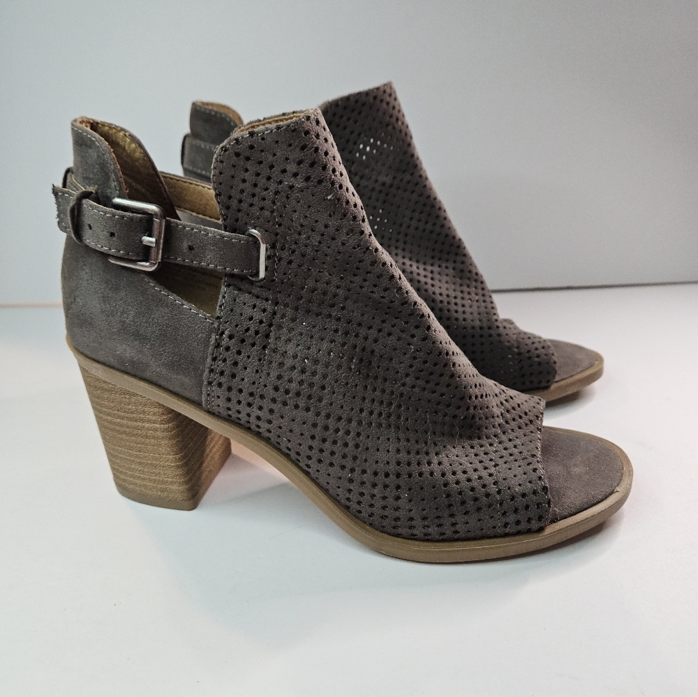 Universal Thread Gray Booties Size 7